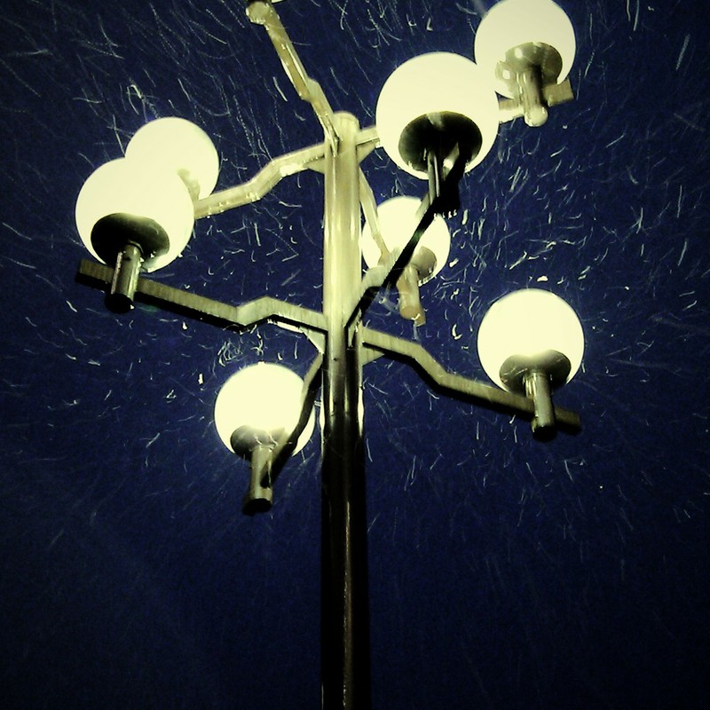 雪を照らす街灯