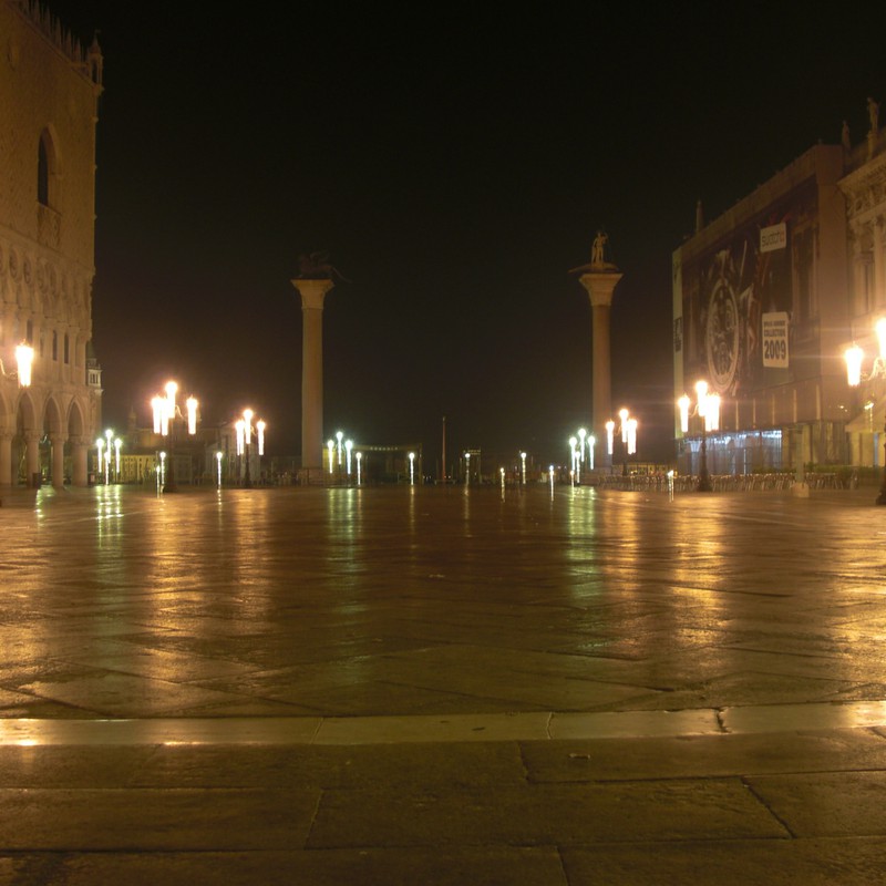 夜のサンマルコ広場