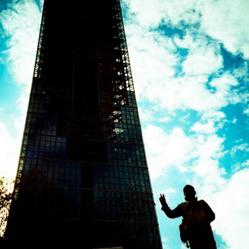 東山タワーの前で記念撮影。