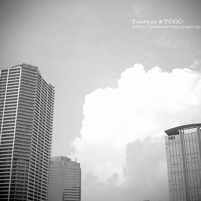雲とオフィス街 