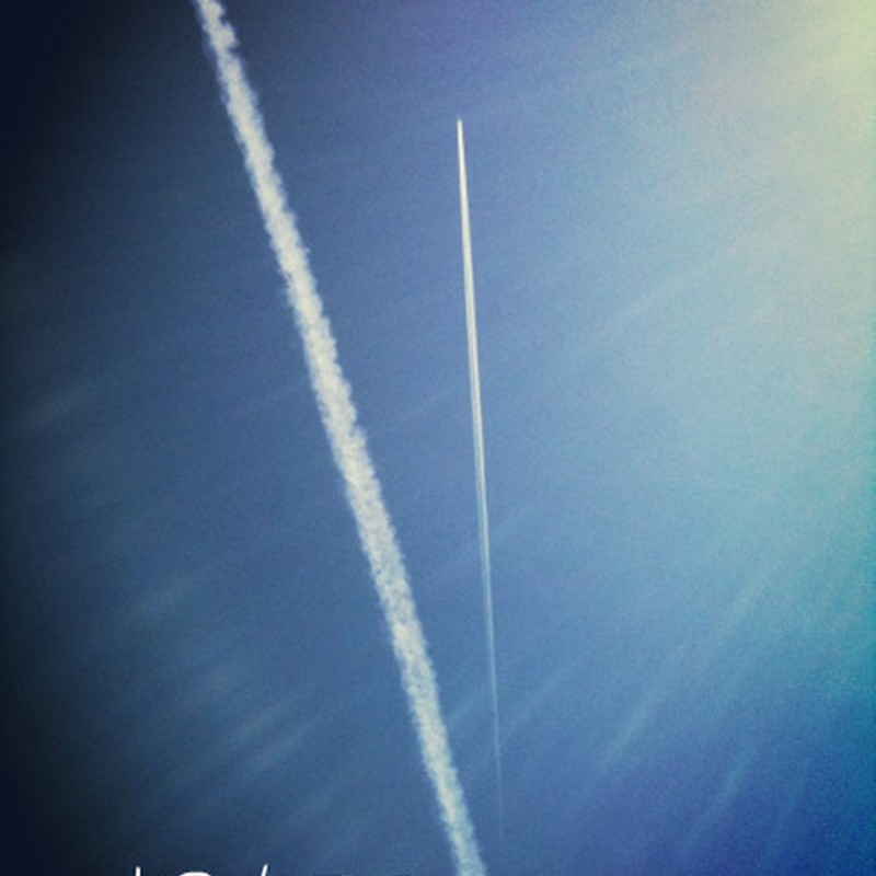 飛行機雲・・。