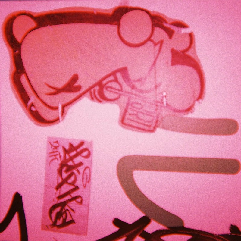 町に貼られたステッカー