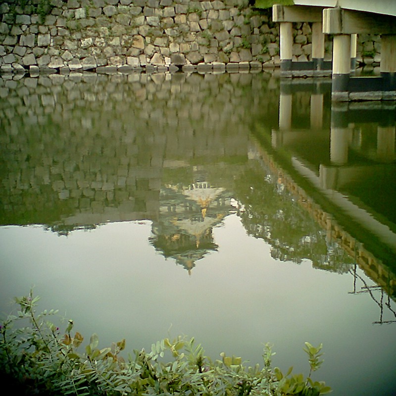 水面に映る大阪城