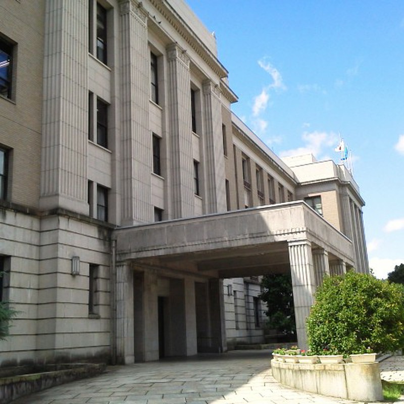 正面玄関横側。