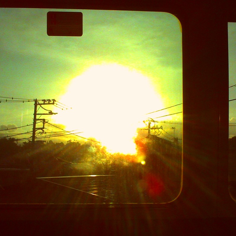 車窓から朝日
