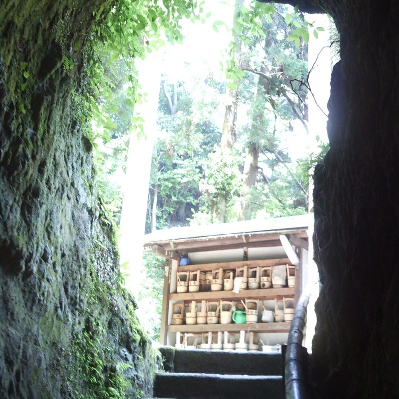 寺のトンネル