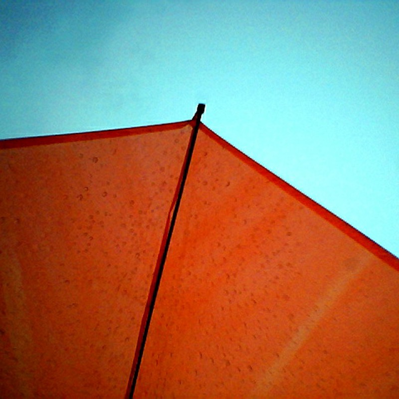赤い傘と青い雨空