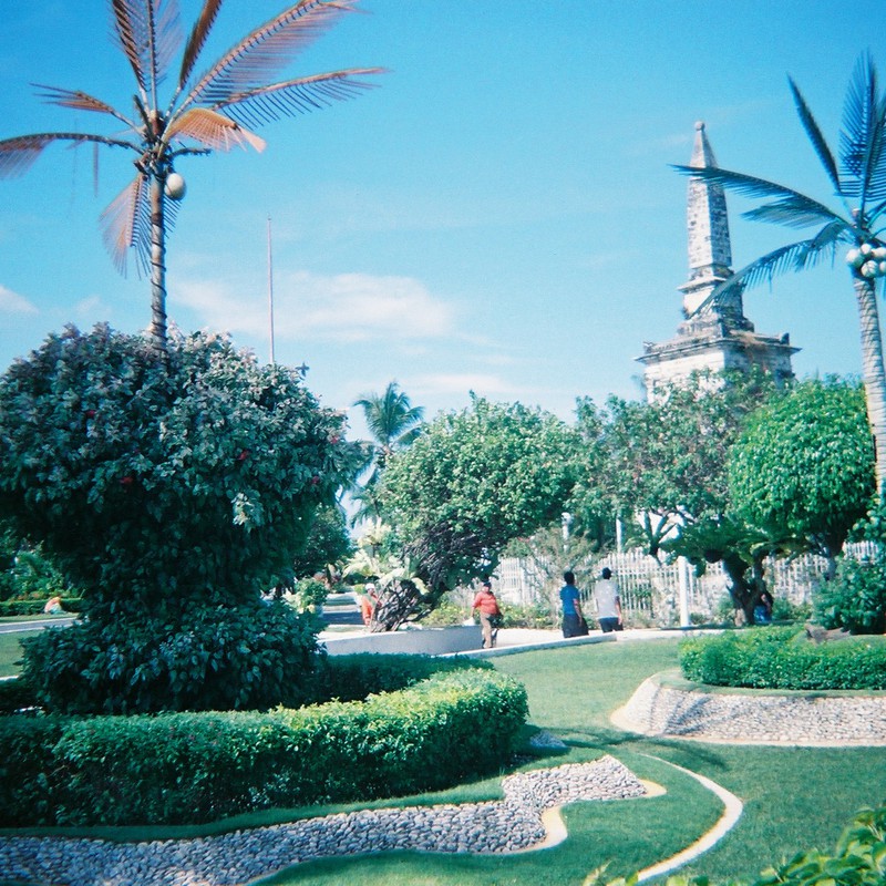 ラプラプ像とマゼラン記念碑