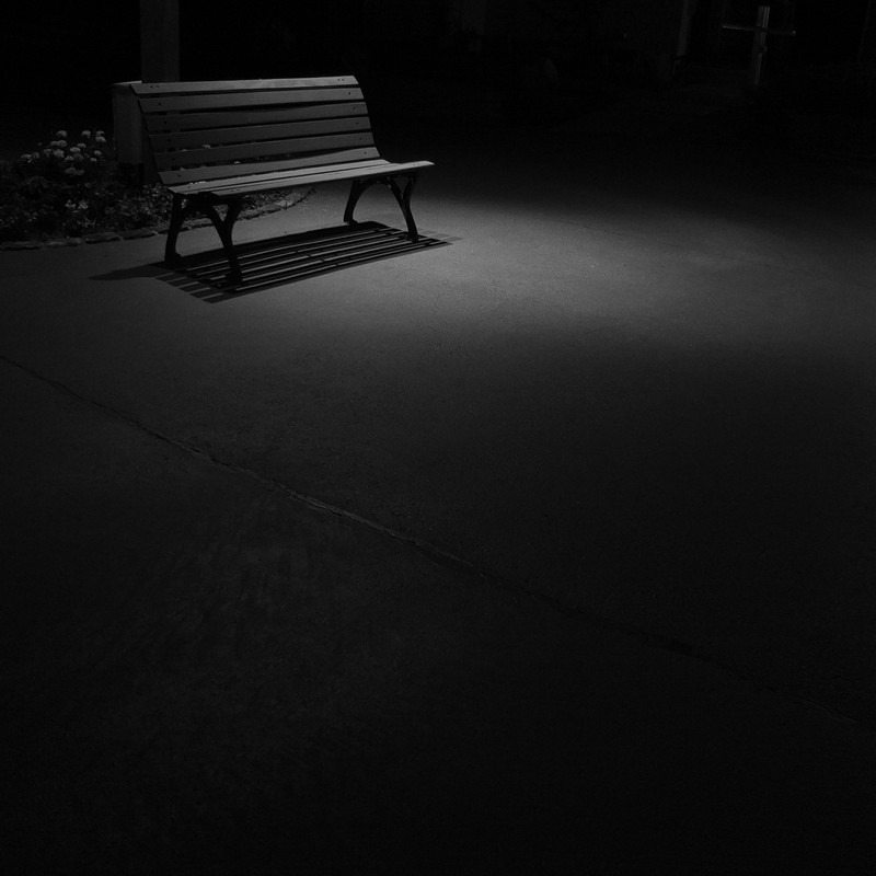夜のベンチ・モノクローム