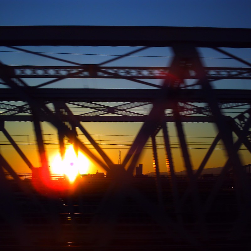 鉄橋に沈む夕日