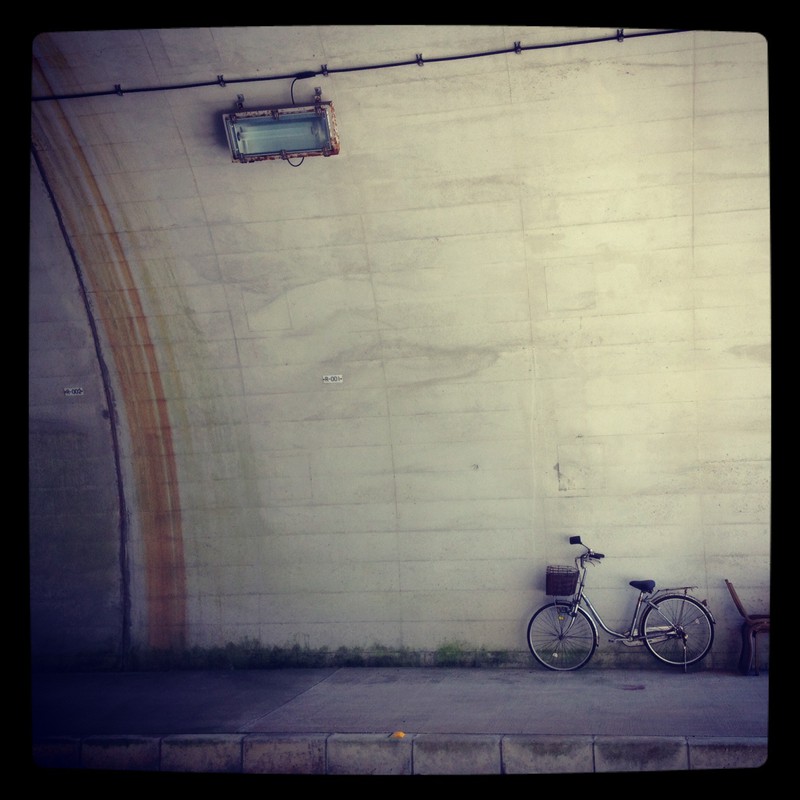 トンネルと椅子と自転車