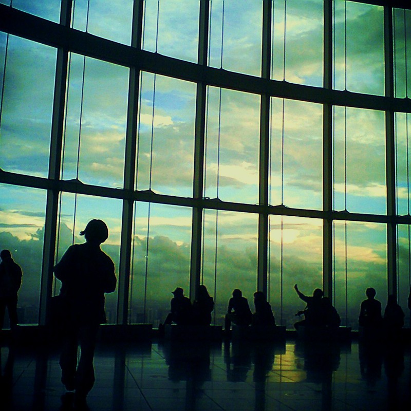 眺めるひとびと