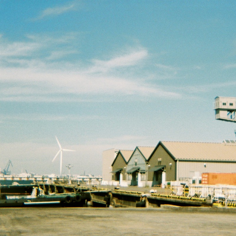 海の近くの倉庫