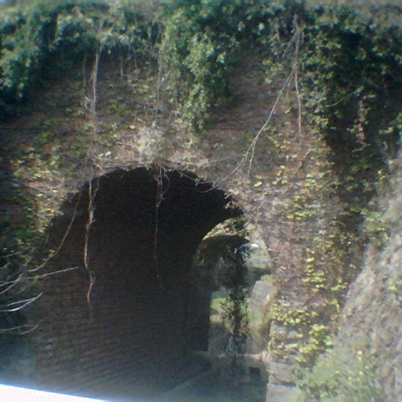 トンネルの水路