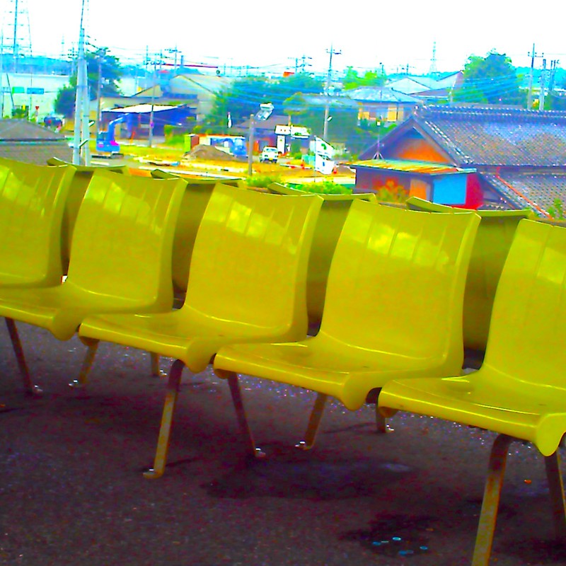 黄色いベンチ。