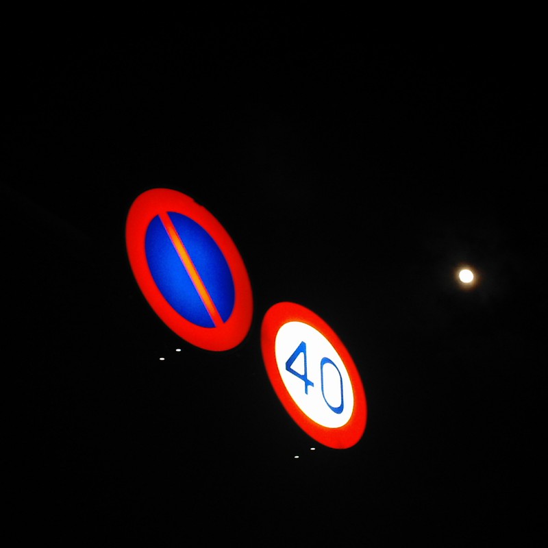 月と標識