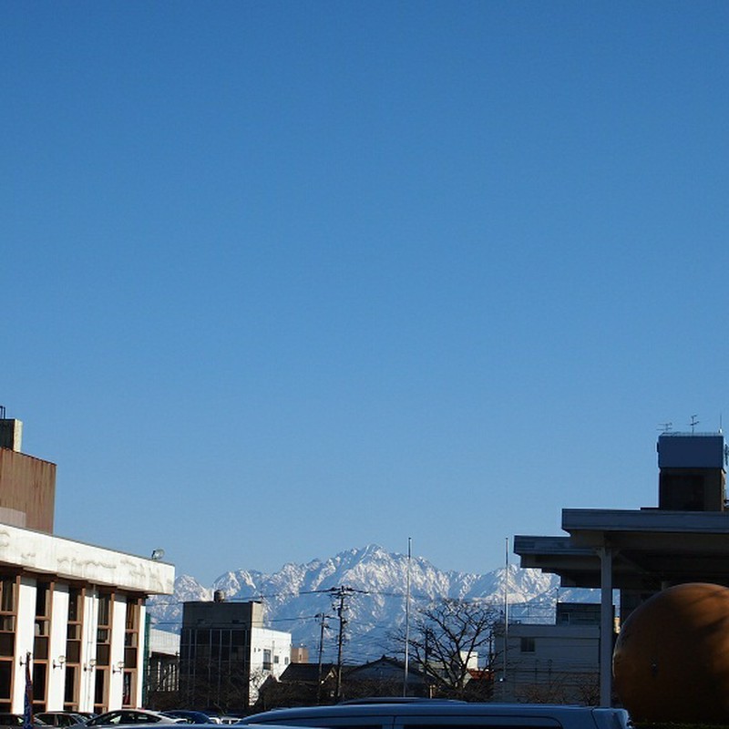 青空と雪山。