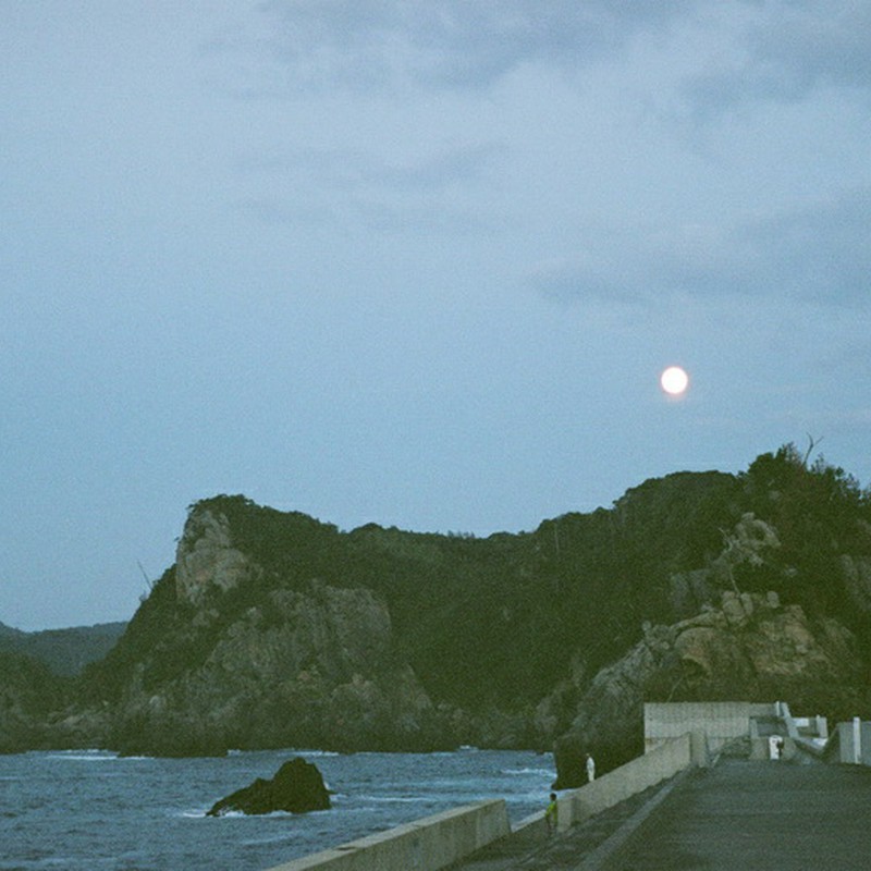 防波堤の月