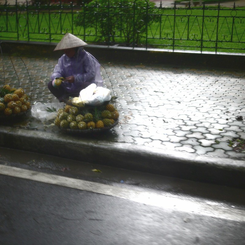 雨の果物売り