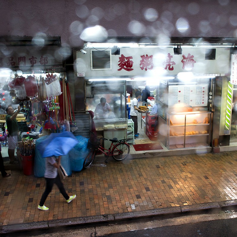 雨の香港にて
