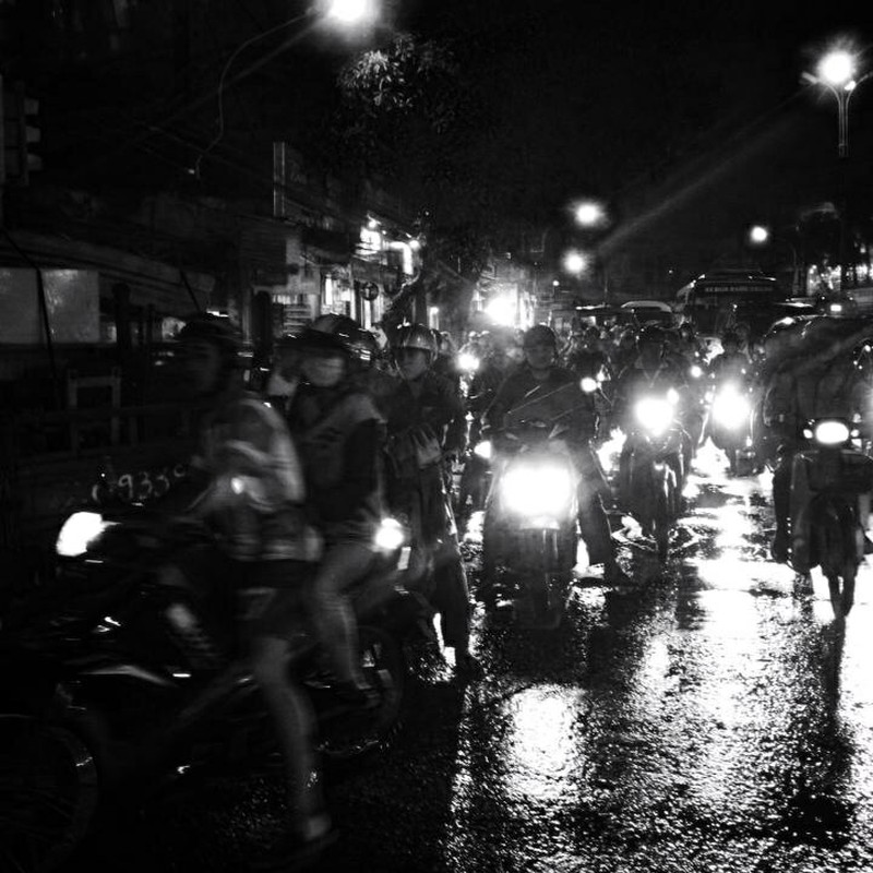 夜、雨上がり、バイク地獄
