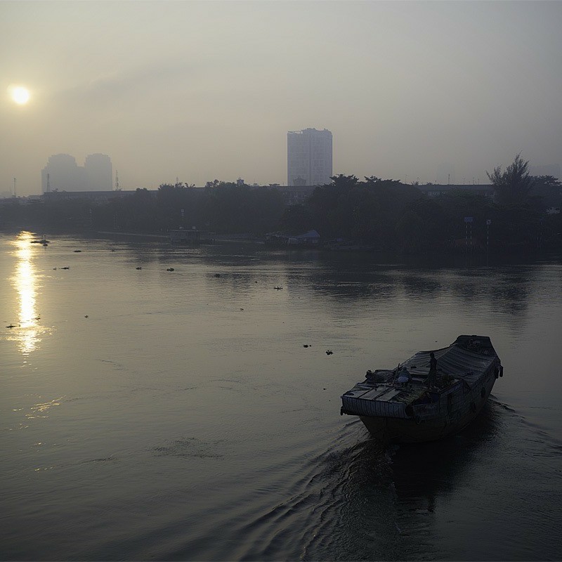 朝靄煙るサイゴン川