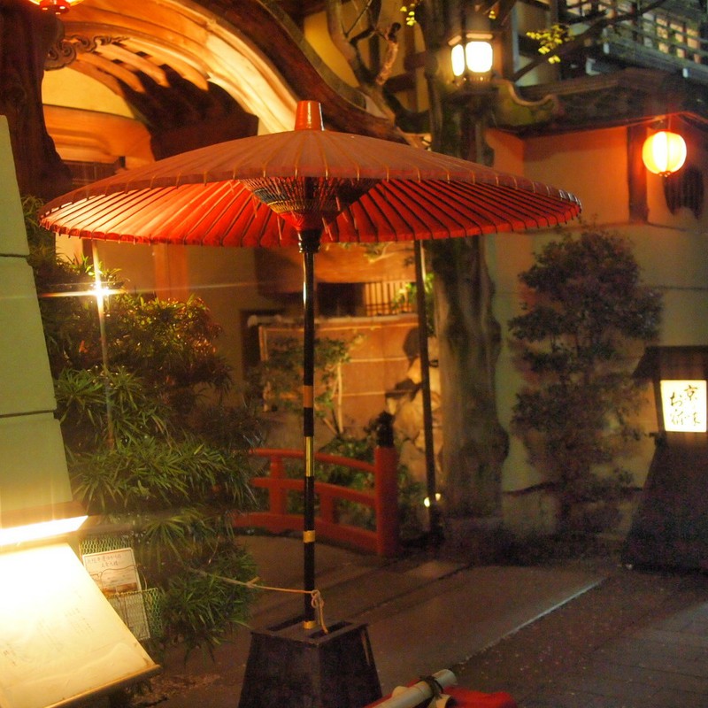 京の夜　「野点傘」