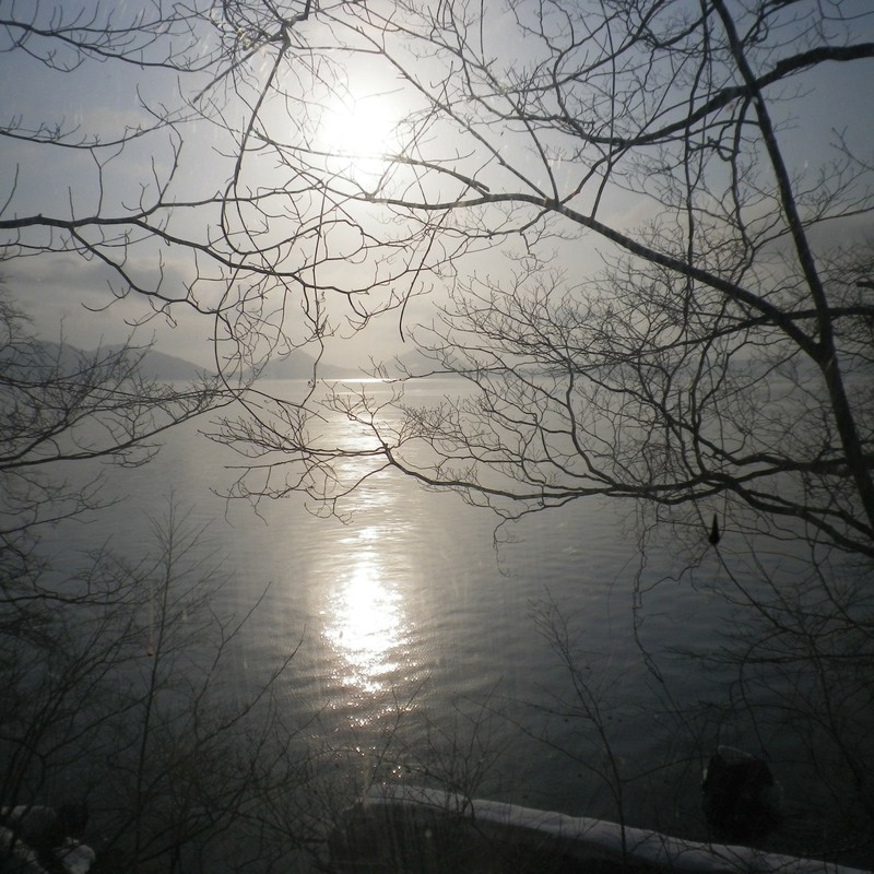 湖面に映る朝日
