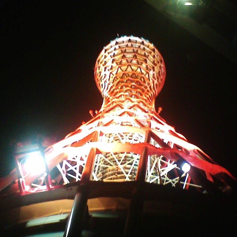 「上からマリコ♪」ならぬ「下からポートタワー」