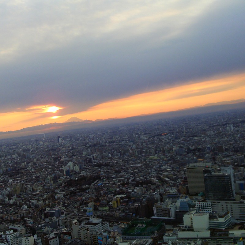 富士と夕日と都会