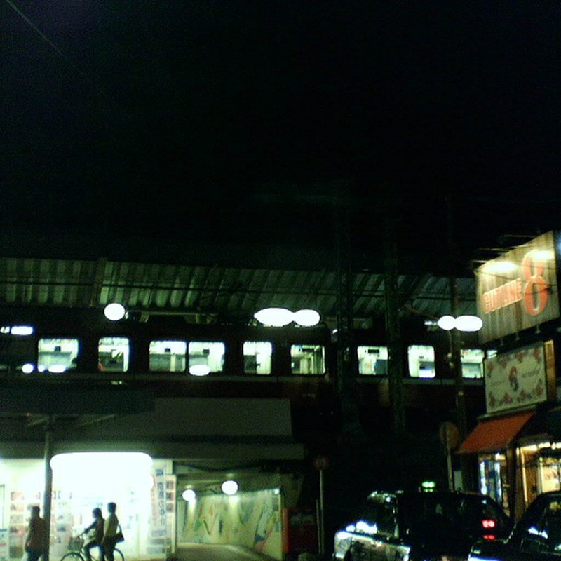 八景駅　夜。