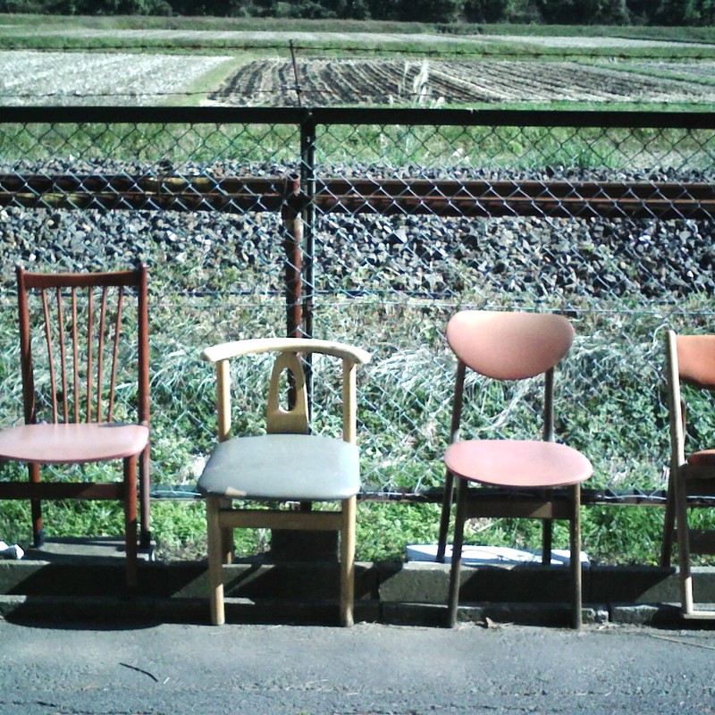 線路と並んだ椅子