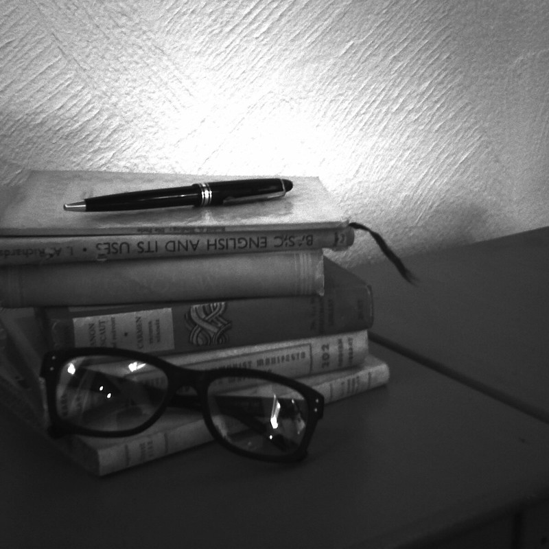 洋書と眼鏡とペン