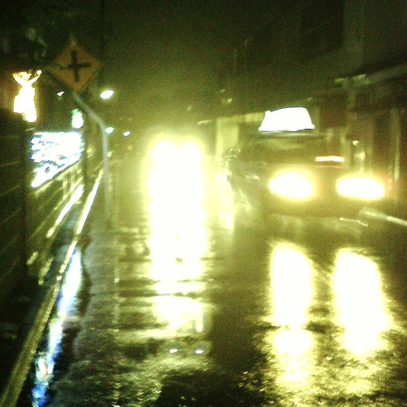 雨の夜道