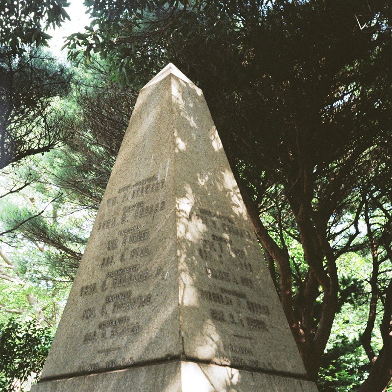 オベリスク、もしくは墓標