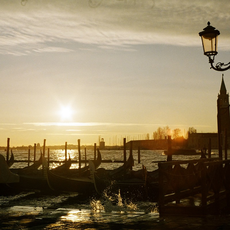 朝焼けに光る波の飛沫を見た。