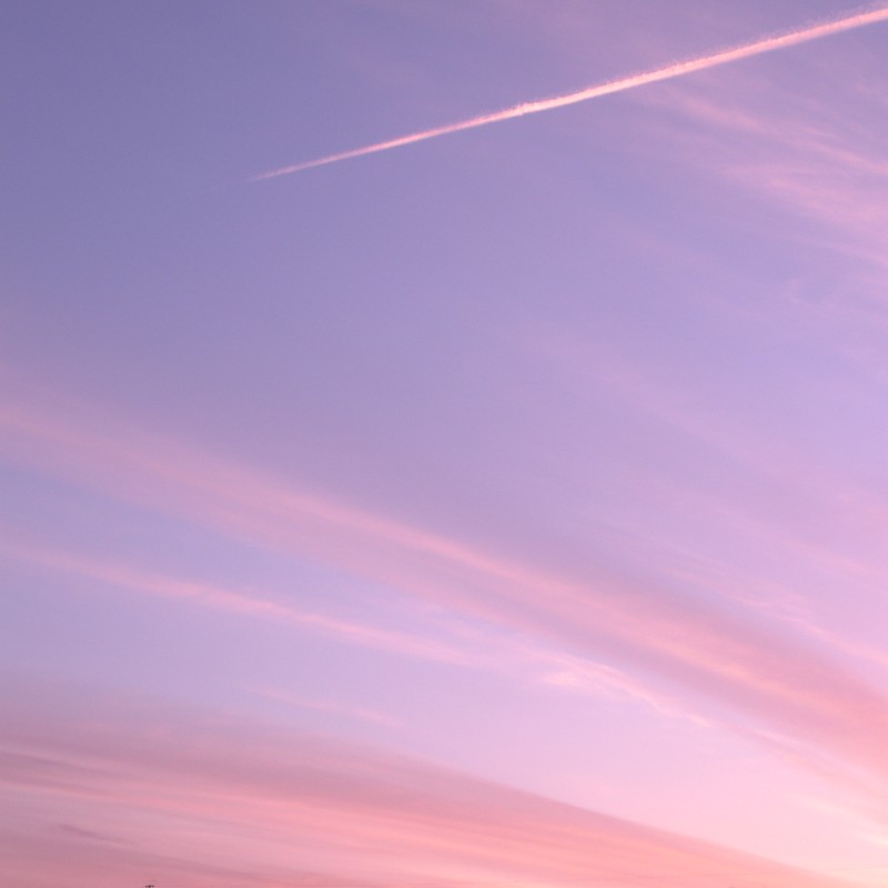 飛行機雲と夕方の空