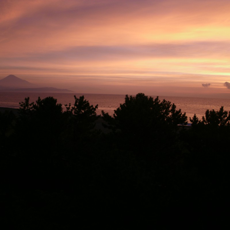 富士山と海と朝日。