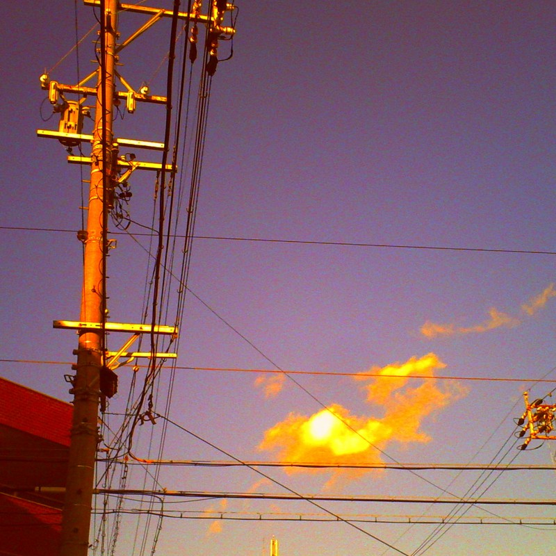 昼前だというのにアカネ空