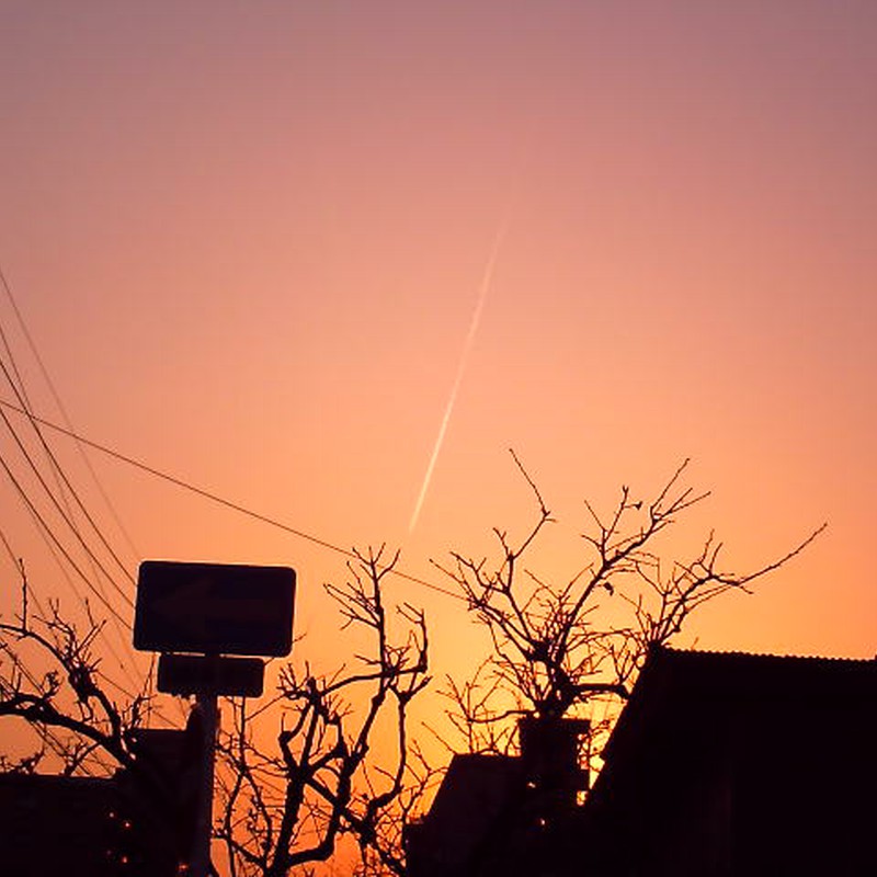 夕焼けの中の飛行機雲