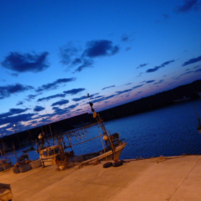 夕暮れの漁港