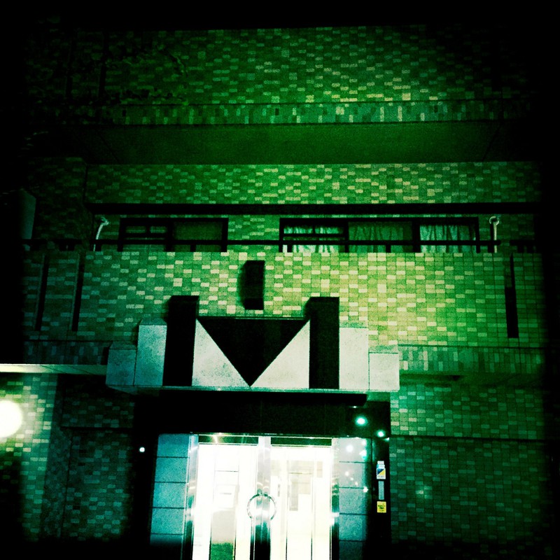 夜闇の街角に妖しく嗤う者