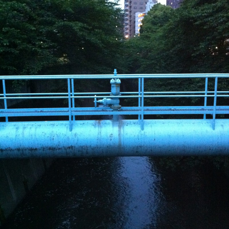 神田川に掛かる水道管