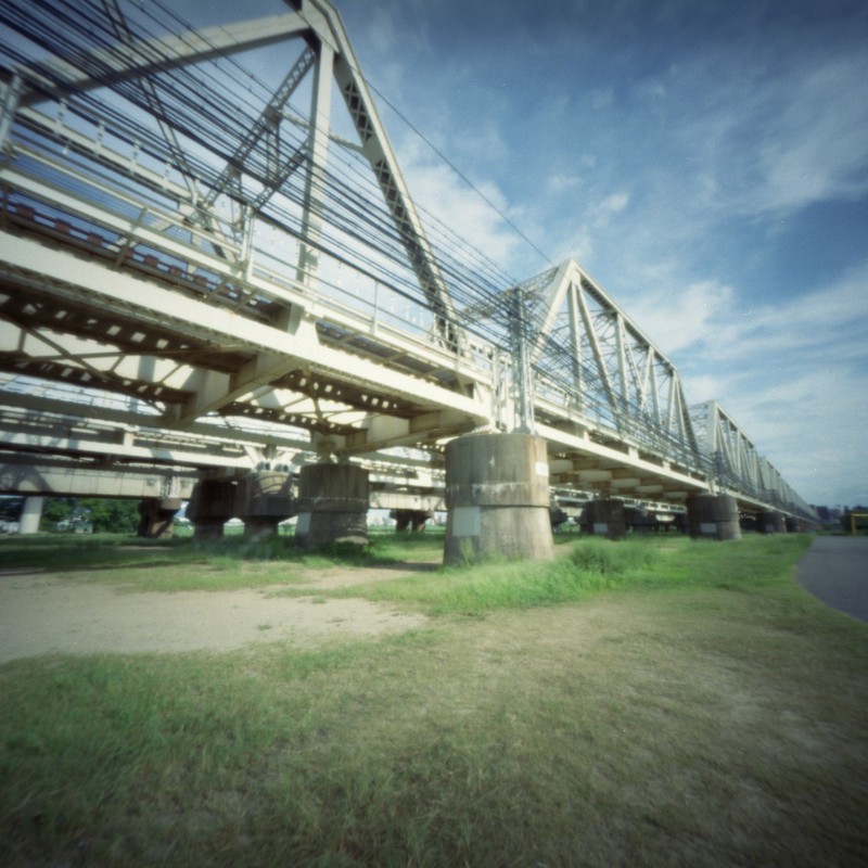 ピンホール『鉄橋』