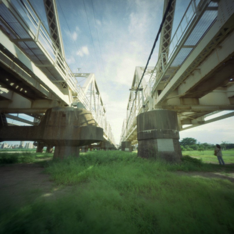 ピンホール『鉄橋の下』