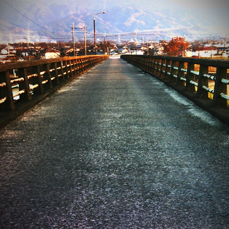 橋の向こう側へ