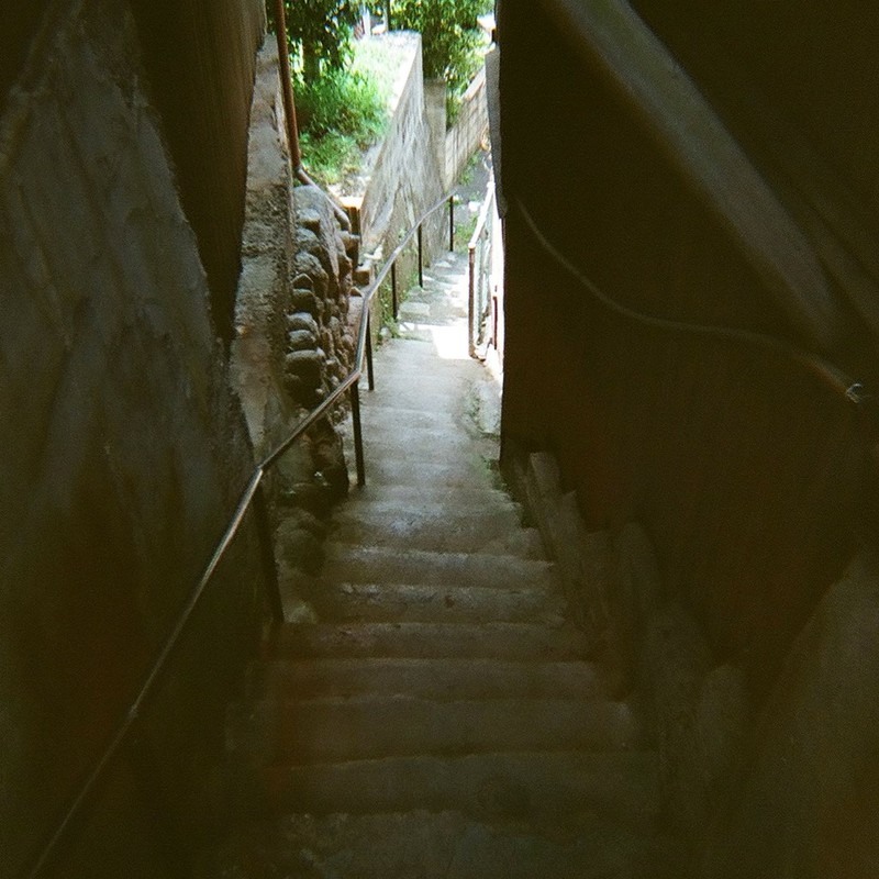 仄暗い階段の先は