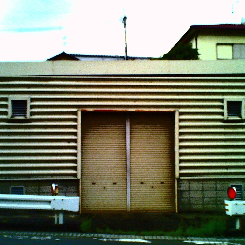 路傍の倉庫