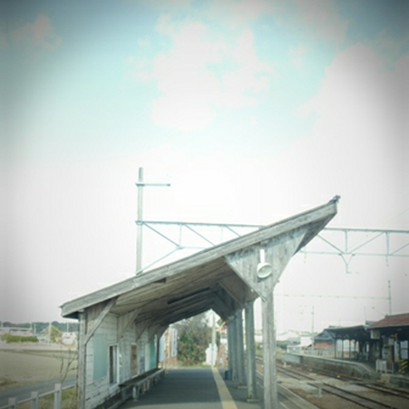 駅舎と線路と空
