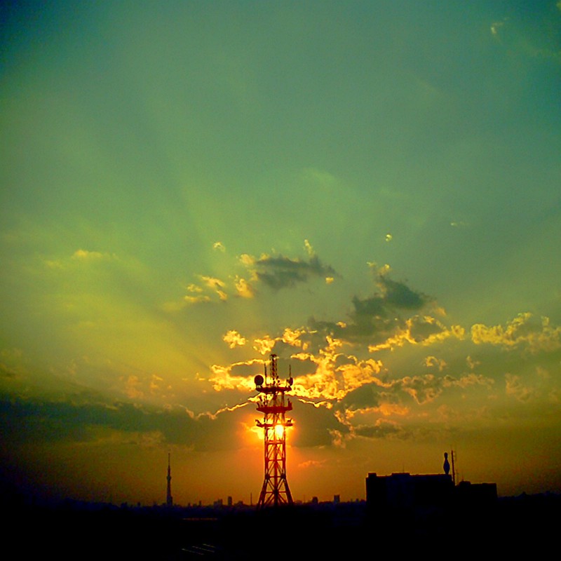 塔と夕日